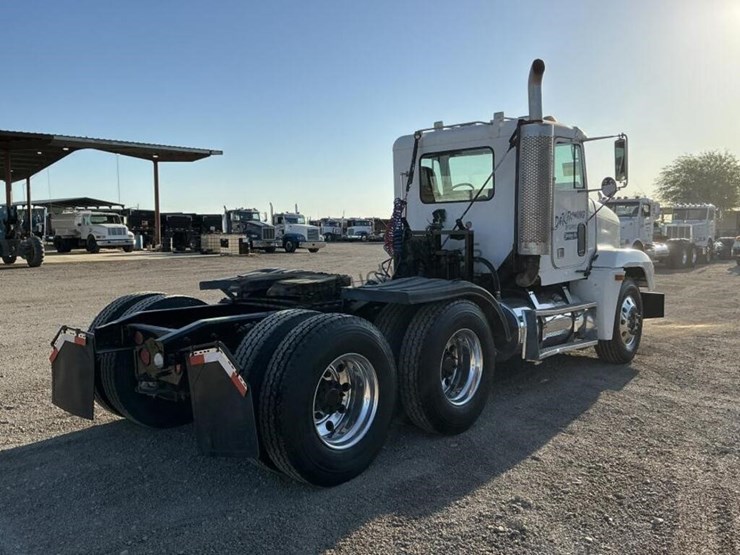 2001-freightliner-fld120-image-4