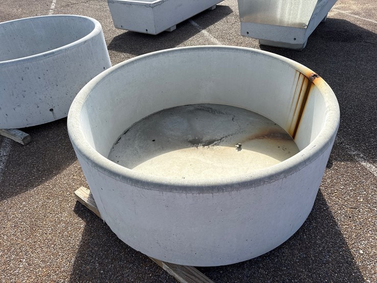 #9471-•-300-gal-round-conrete-water-trough-image-4