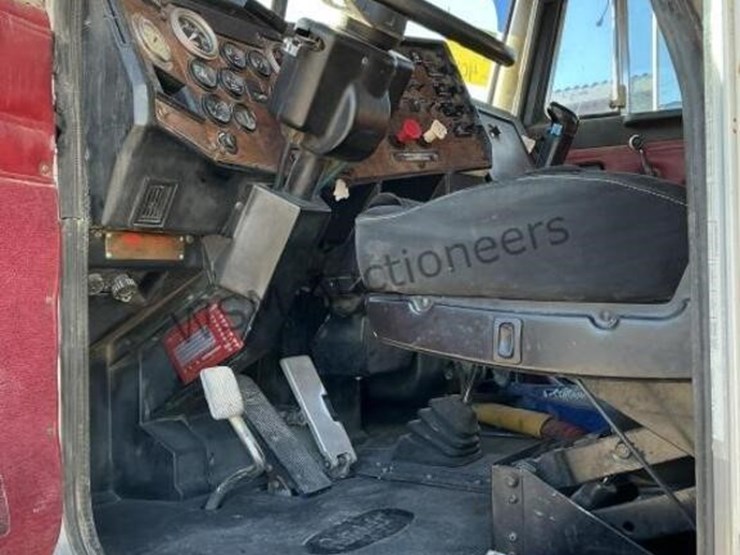1999-peterbilt-357-image-22