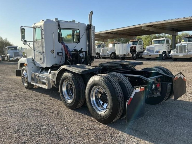 2001-freightliner-fld120-image-6