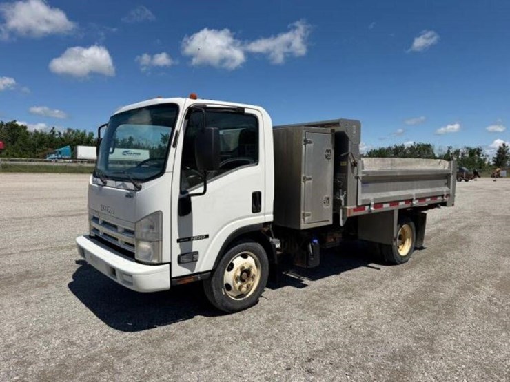 2015-isuzu-nrr-image-1