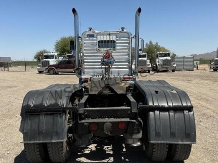2000-freightliner-fld120-image-5