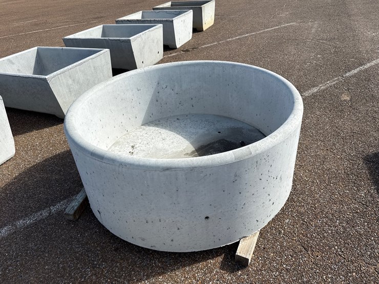 #9472-•-300-gal-round-conrete-water-trough-image-3