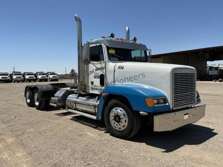 2000-freightliner-fld120-image-3