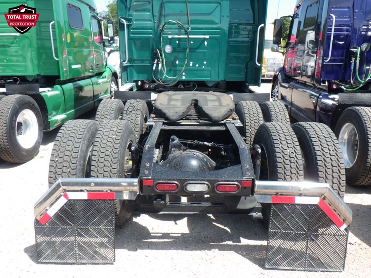 2022-volvo-vnl860-image-9