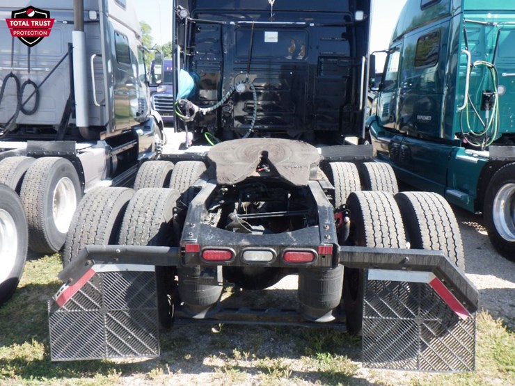 2023-volvo-vnl860-image-8
