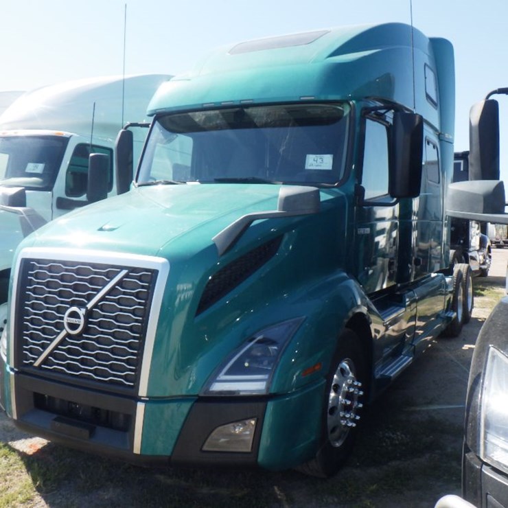 2023 VOLVO VNL860