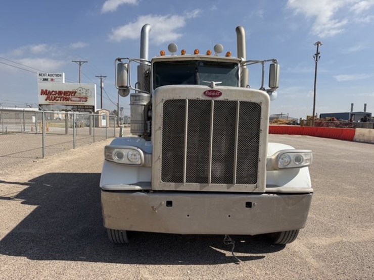 2016-peterbilt-389-image-2