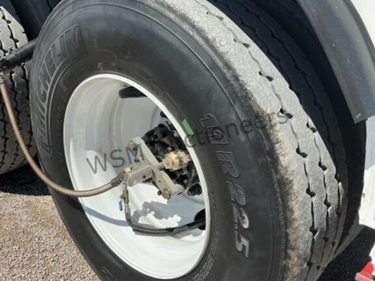 2013-freightliner-m2-106-image-8