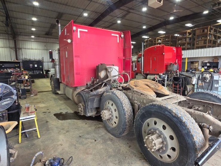 2007-peterbilt-379-image-3