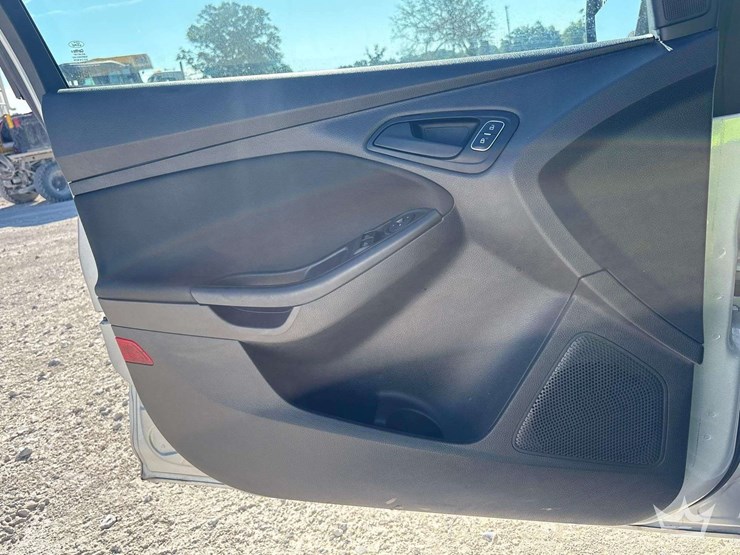 2015-ford-focus-sedan-image-12