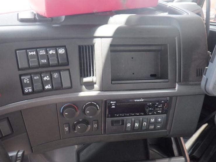 2021-volvo-vnl300-image-17