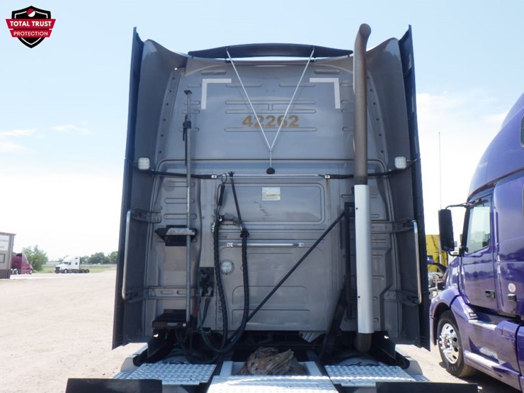 2022-volvo-vnl860-image-11
