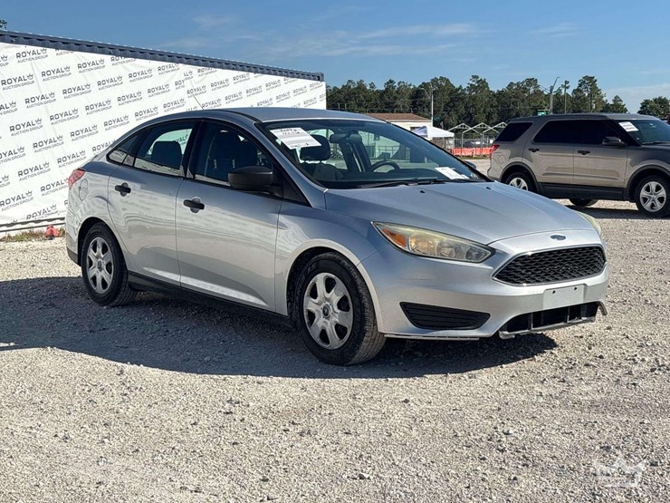 2015-ford-focus-sedan-image-2