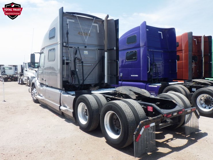 2022-volvo-vnl860-image-12