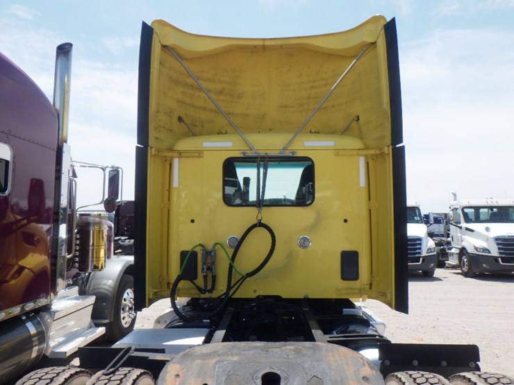 2021-peterbilt-579-image-10