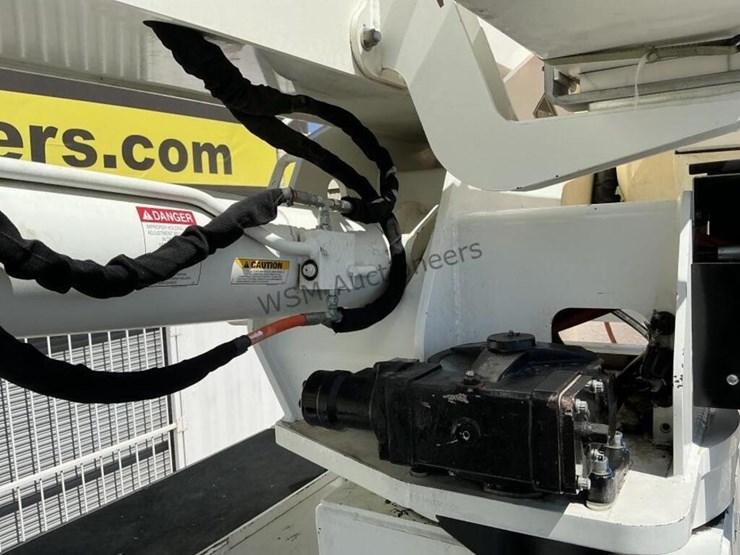 2013-freightliner-m2-106-image-19