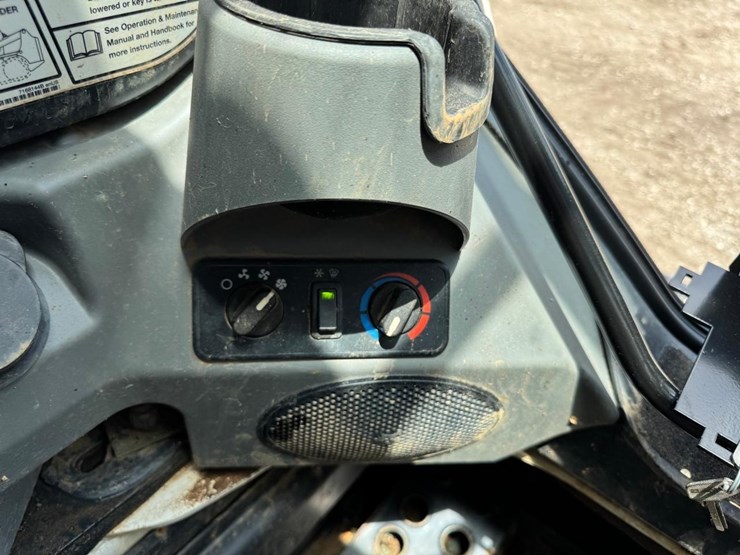 2017-bobcat-t750-image-28