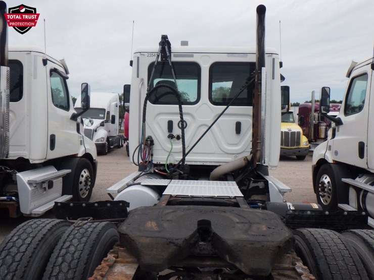 2019-freightliner-cascadia-116-image-10