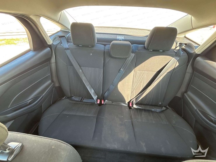 2015-ford-focus-sedan-image-21
