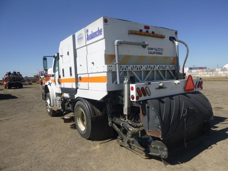 2016-freightliner-m2-106-image-5