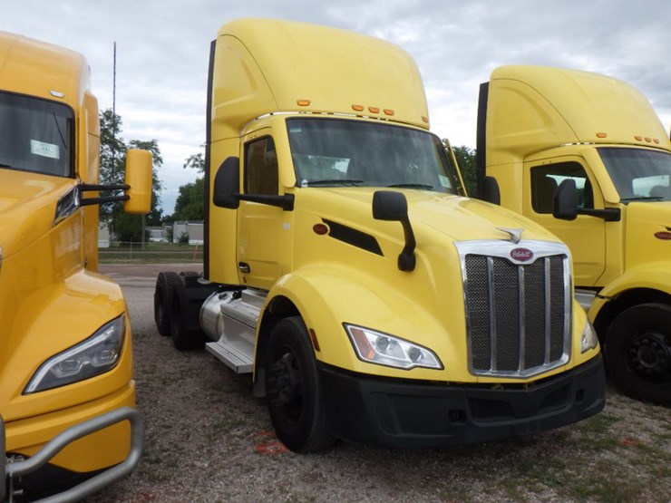 2023-peterbilt-579-image-3