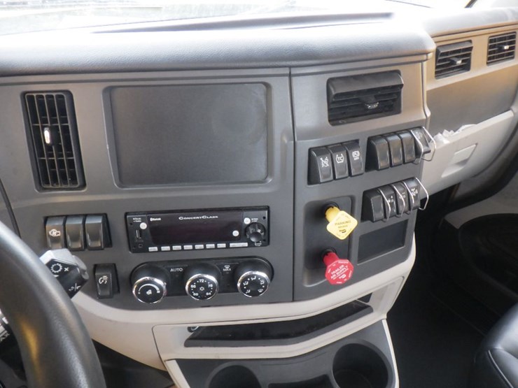2023-peterbilt-579-image-17