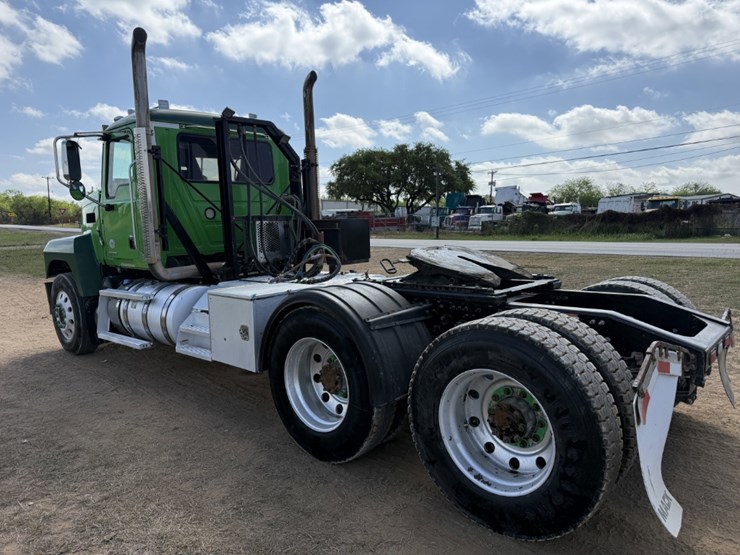 2019-mack-pinnacle-image-7