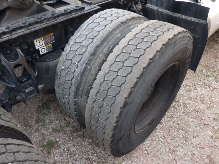 2023-peterbilt-579-image-5