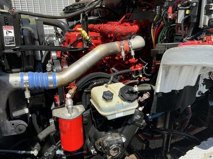 2013-freightliner-m2-106-image-22