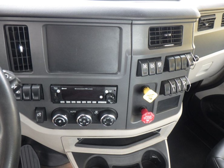 2023-peterbilt-579-image-17