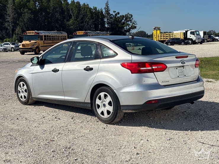 2015-ford-focus-sedan-image-4