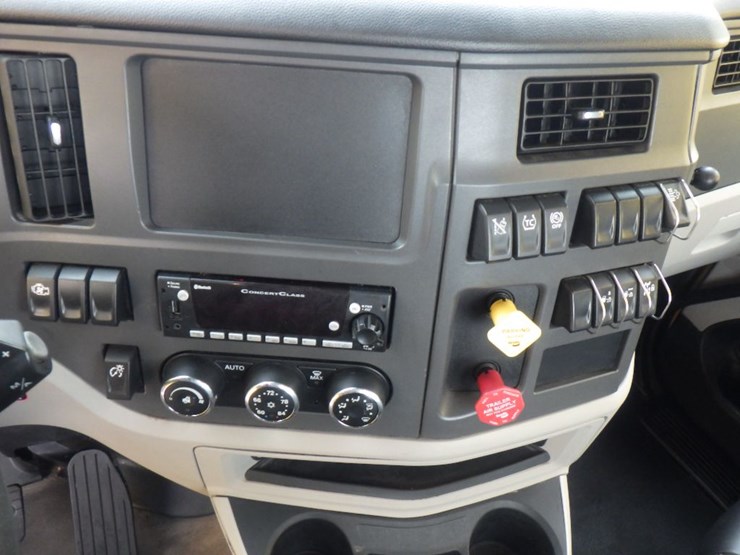 2023-peterbilt-579-image-17