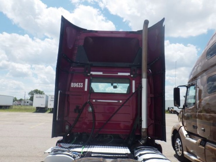 2021-volvo-vnl300-image-11