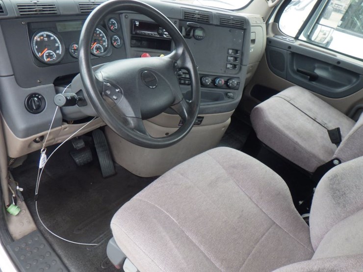 2018-freightliner-cascadia-125-image-15