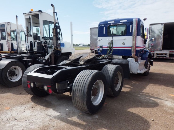 2016-peterbilt-567-image-6
