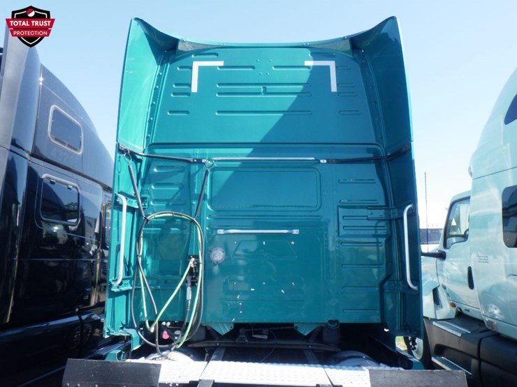 2023-volvo-vnl860-image-11