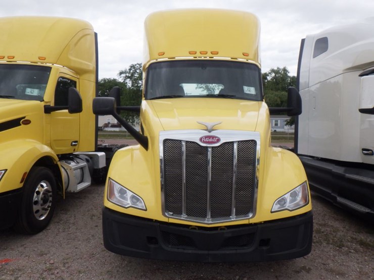 2023-peterbilt-579-image-2