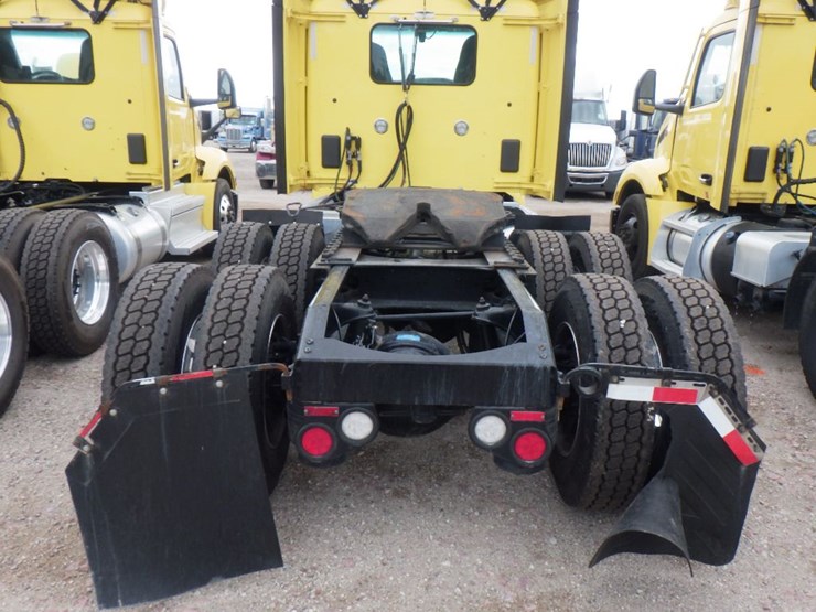 2023-peterbilt-579-image-8