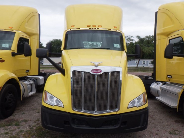 2023-peterbilt-579-image-2