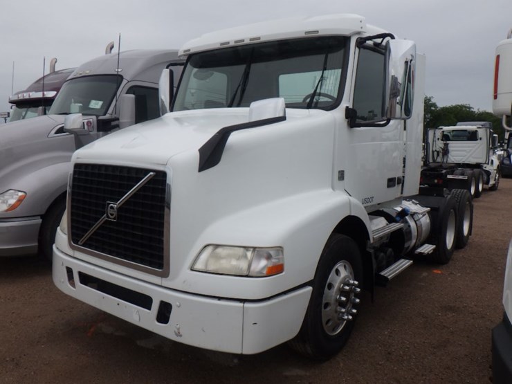 2016-volvo-vnl300-image-1