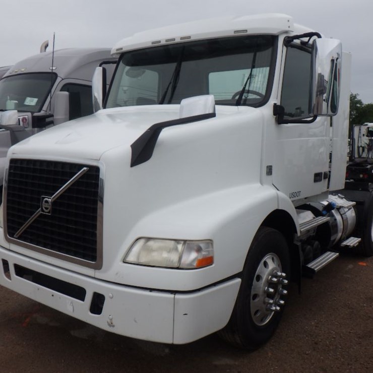 2016 VOLVO VNL300