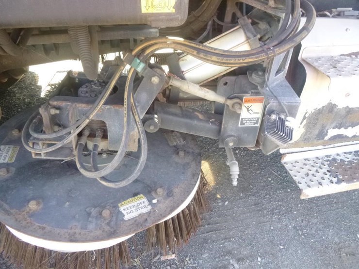 2016-freightliner-m2-106-image-27