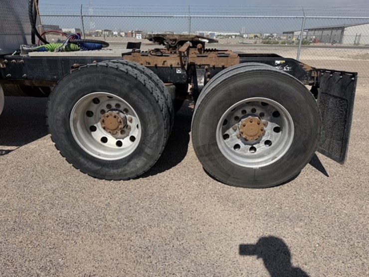 2016-peterbilt-389-image-9