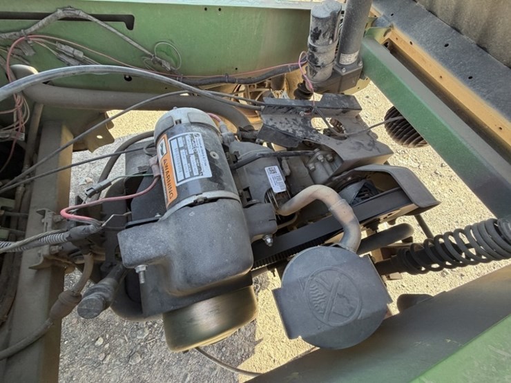 2016-john-deere-tx-4x2-image-19