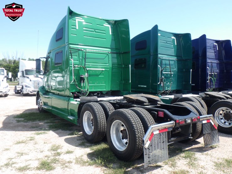 2022-volvo-vnl860-image-12