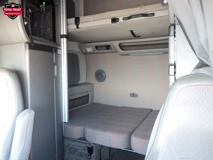 2022-volvo-vnl860-image-19