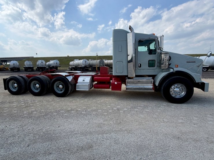 2011-kenworth-t800-image-4
