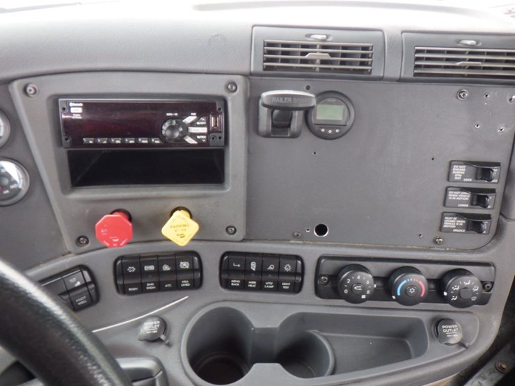 2018-freightliner-cascadia-125-image-17
