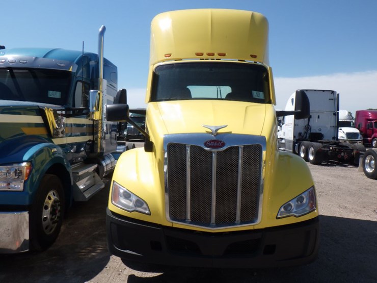 2022-peterbilt-579-image-2